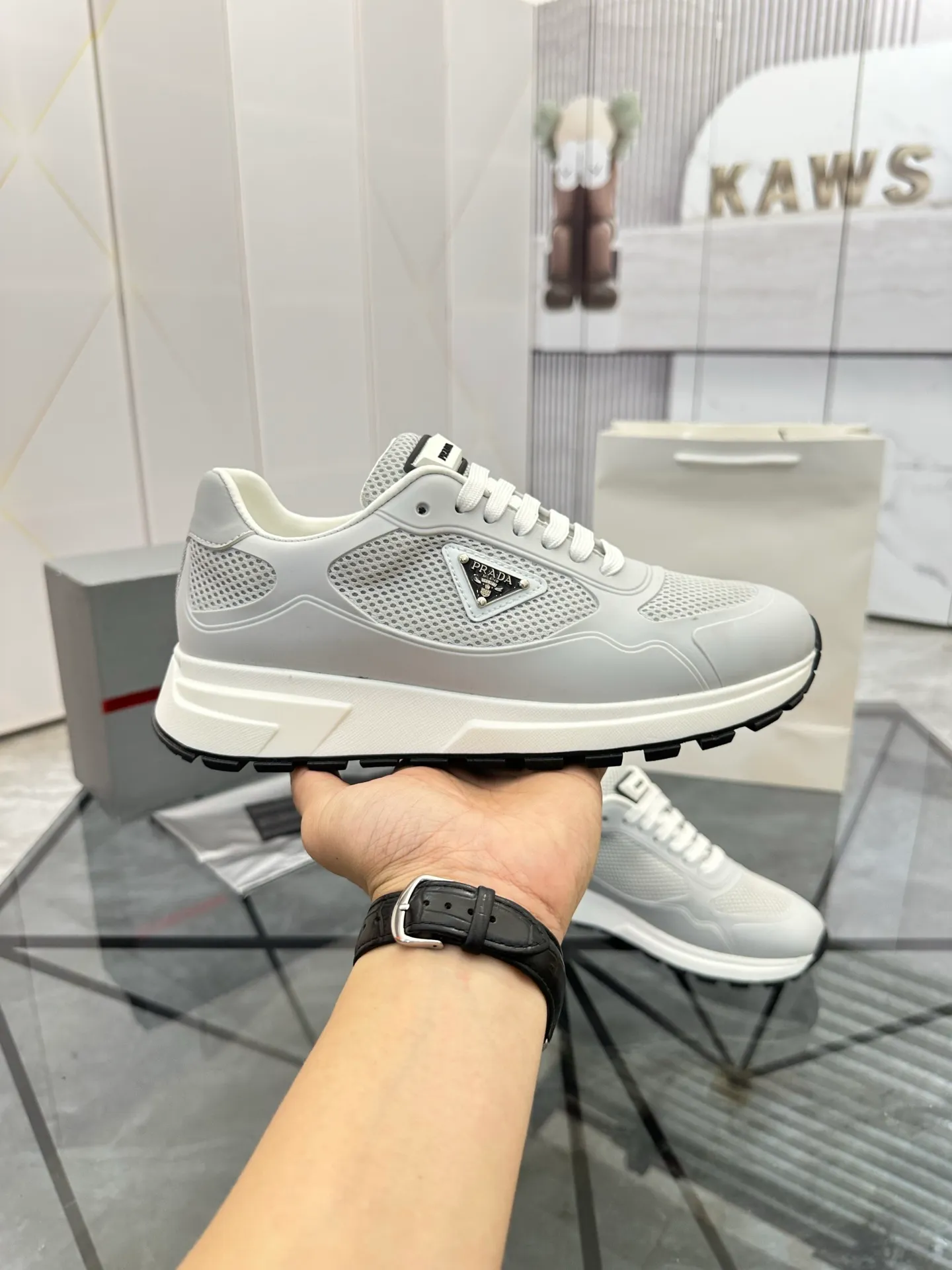 Men's shoes for sale 💰: 💰P600¥ High-end top quality Product trademark: Prada *"Prada*" low-top casual shoes Regular size: 38-45 (can be customized to 46) Product materials: Upper imported glue splicing original material, breathable lining, cowhide foot pads, original outsole. Number: 832